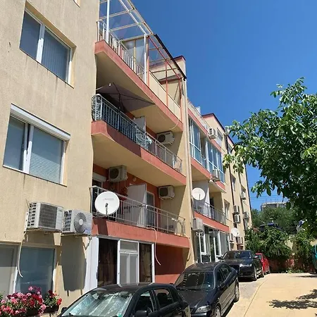 Petya's Cozy Relaxing Aparment. شقة فارنا